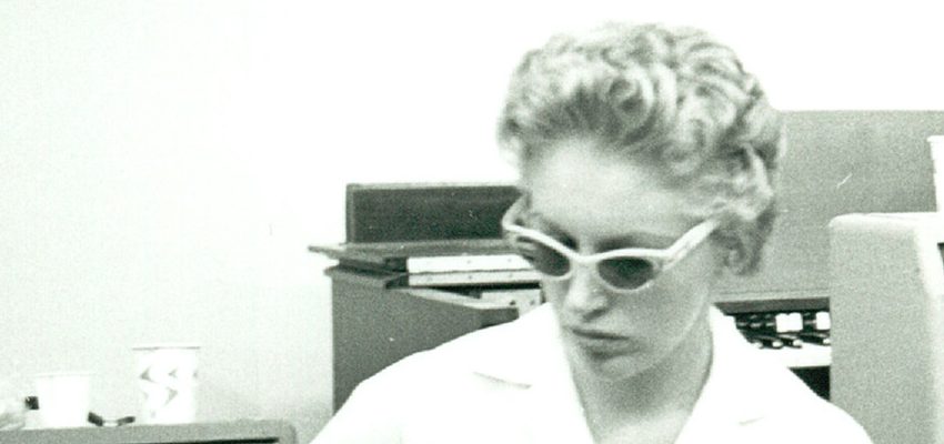 LOS ANGELES: Carol Kaye and Bill Pittman playing guitar in a Los Angeles recording studio, early 1960's. (Photo by GAB Archive/Redferns)